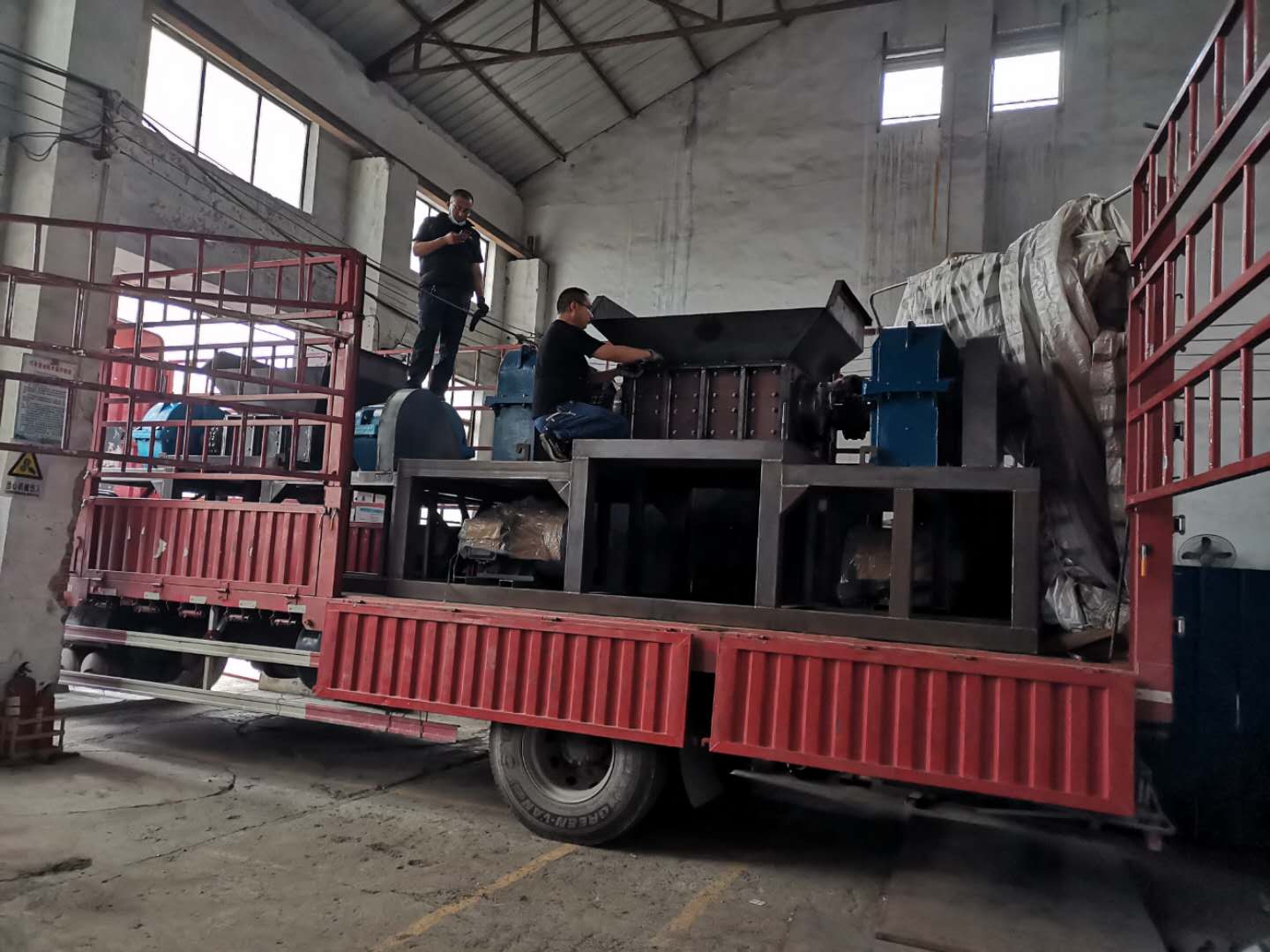 800型撕碎機(jī)安全到達(dá)客戶現(xiàn)場(chǎng)