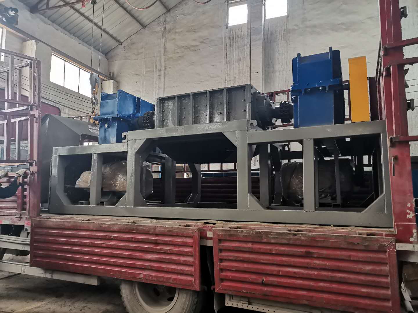 客戶現(xiàn)場(chǎng)---1000廢鋼撕碎機(jī)