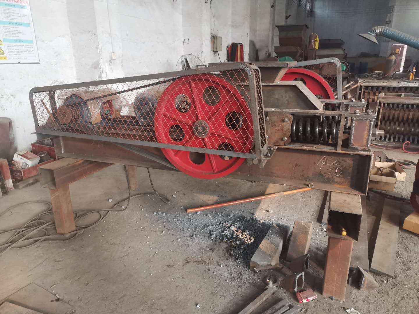 400小型對(duì)輥破碎機(jī)出貨