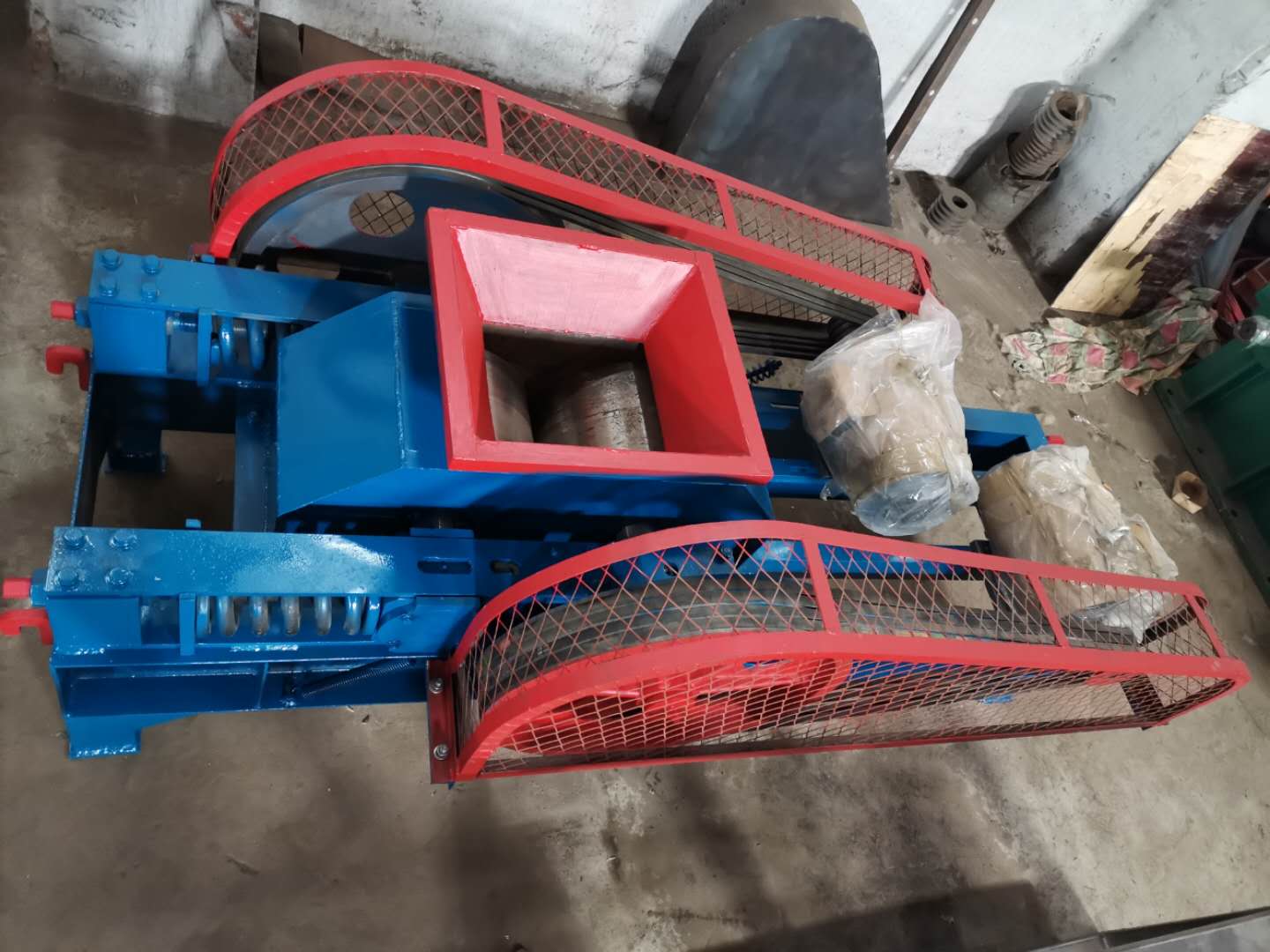 400對(duì)輥破碎機(jī)成品展示