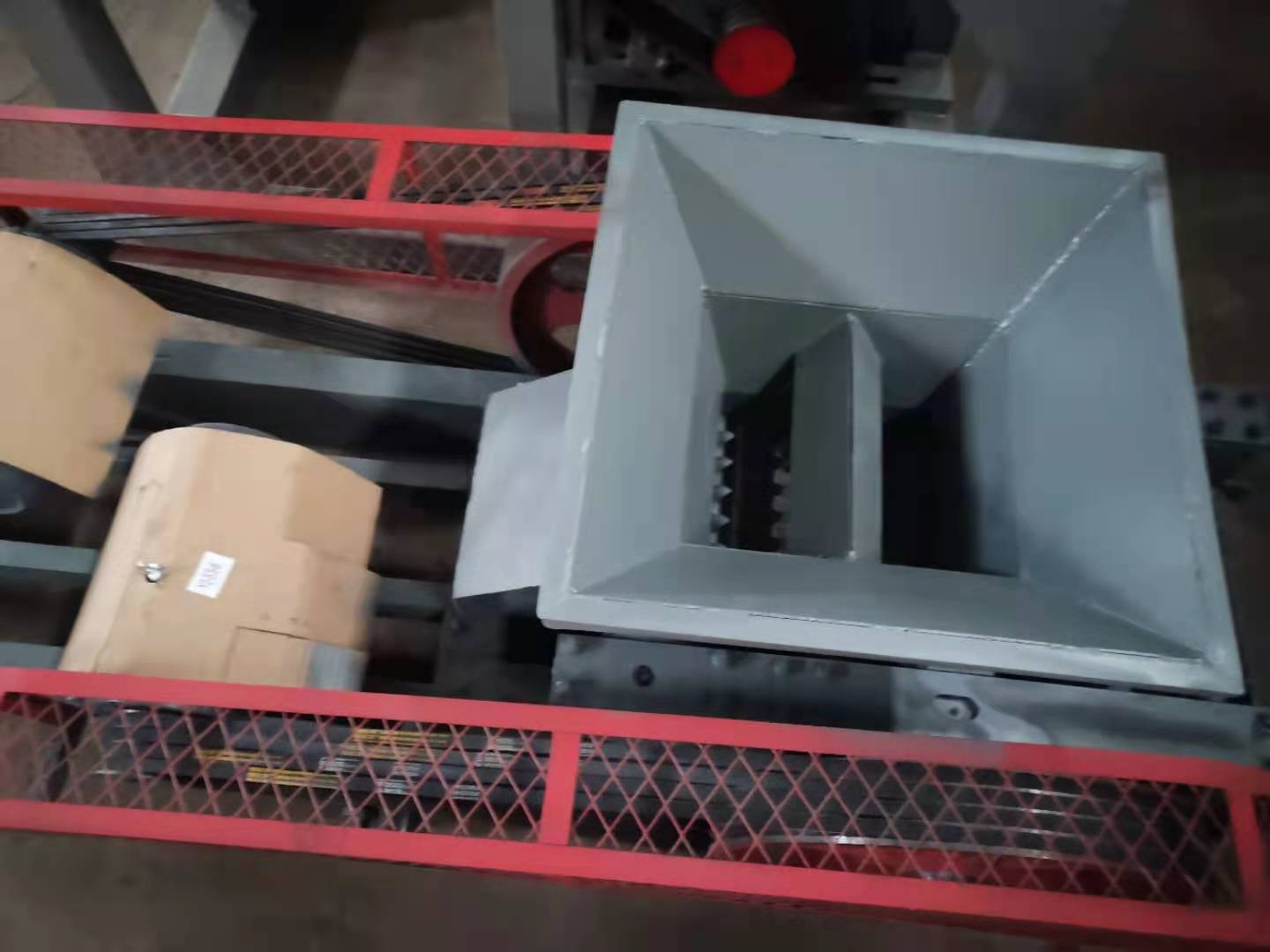 小齒輥破碎機(jī)提前交貨