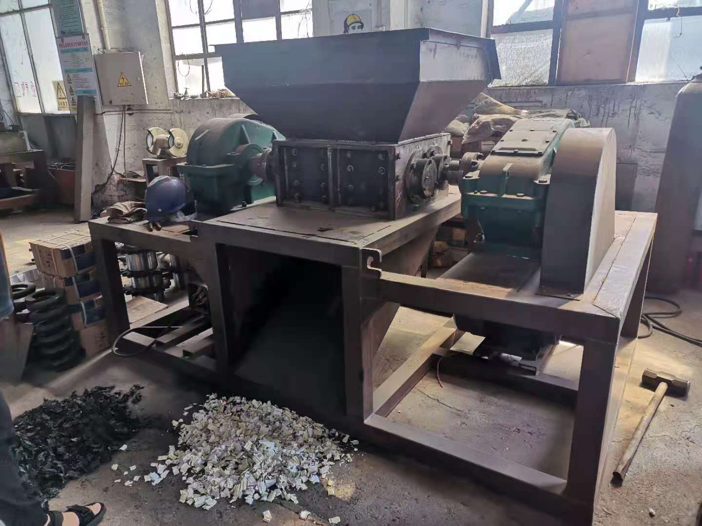 建筑扣板出貨前現(xiàn)場試機(jī)---600型環(huán)保撕碎機(jī)