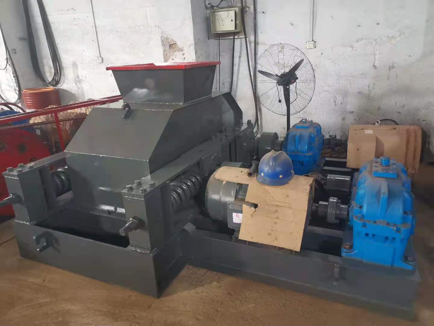 兩臺對輥破碎機(jī)一起發(fā)貨