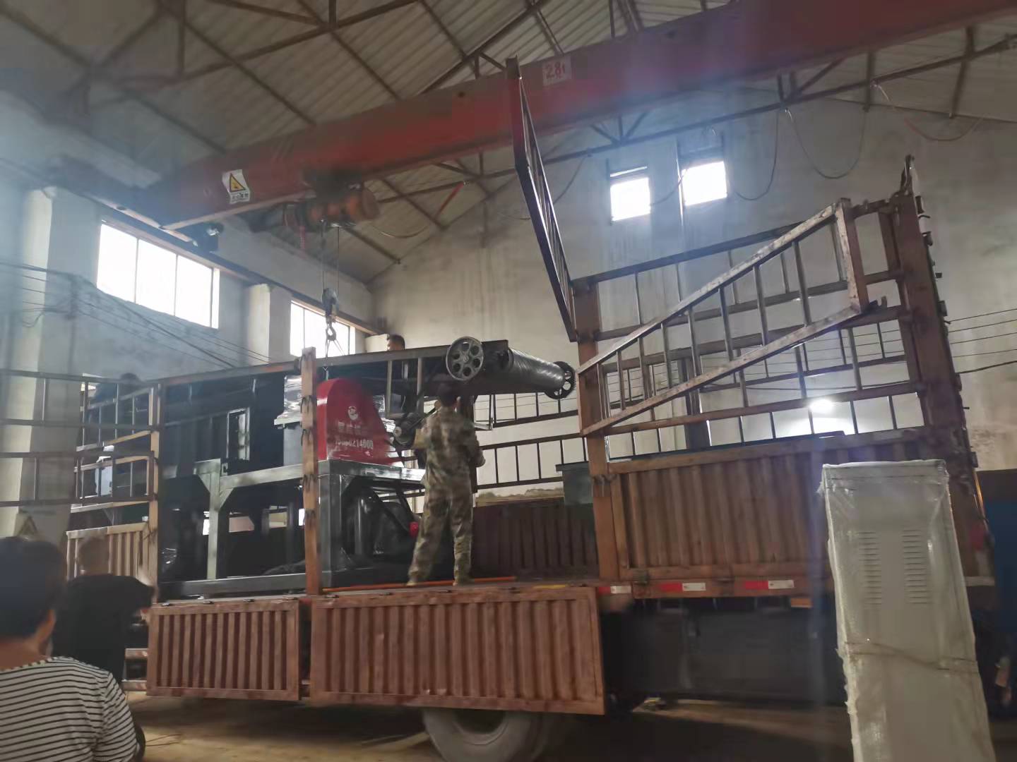 1200枕木撕碎機(jī)裝車發(fā)走