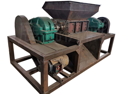 600型撕碎機(jī)現(xiàn)場粉碎汽車零配件