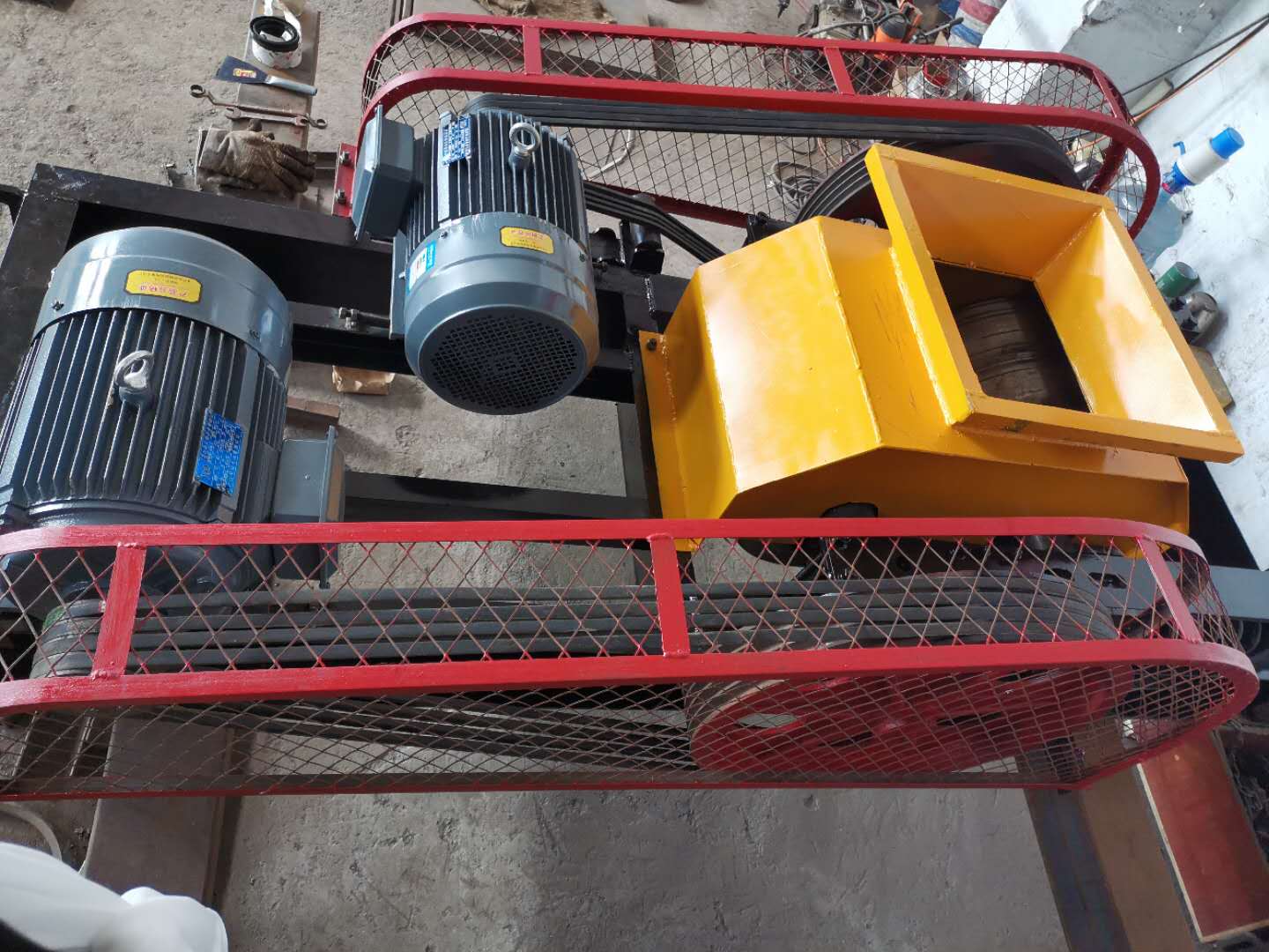 6040對輥破碎機(jī)發(fā)往湖南